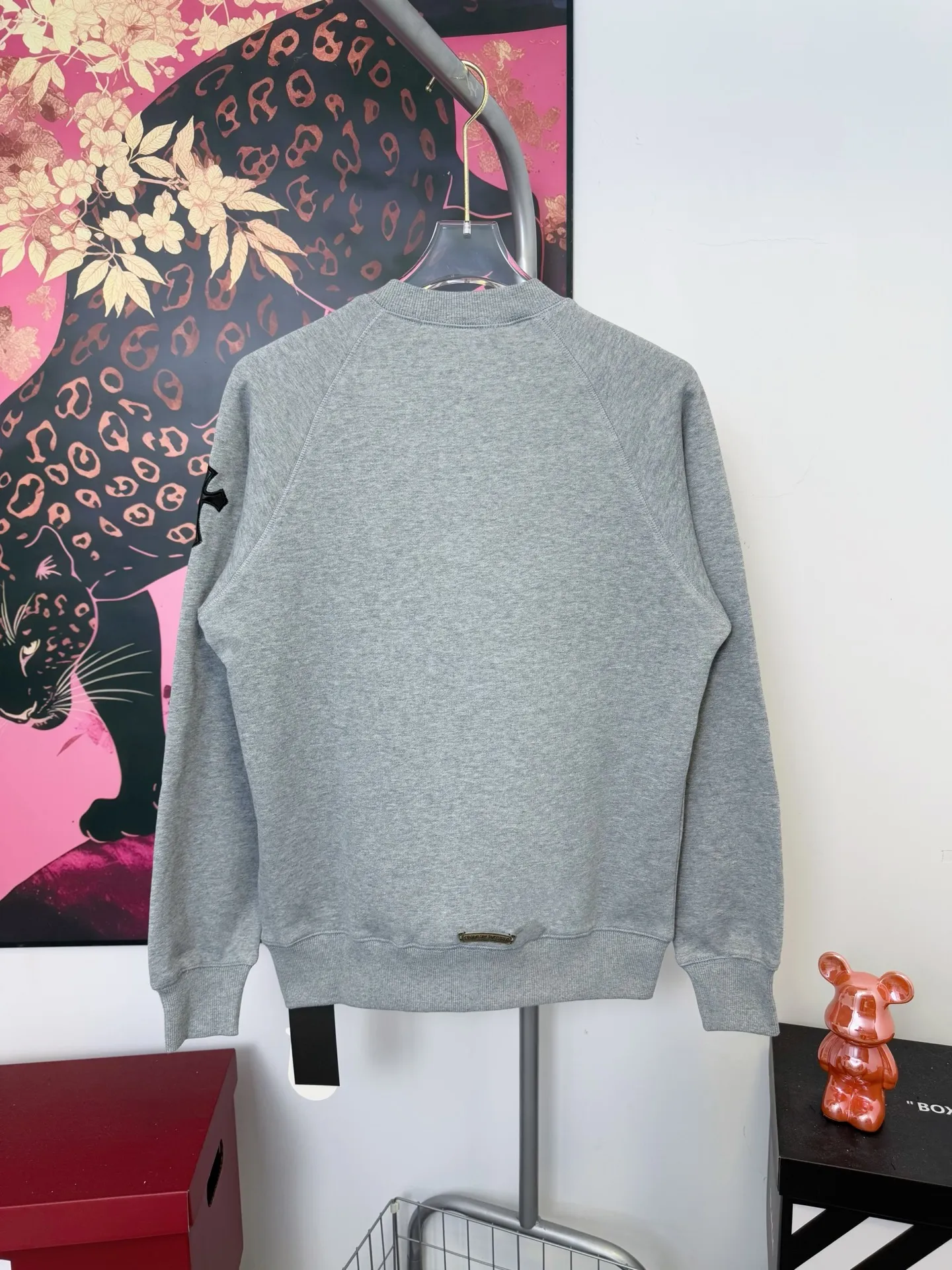 P220 Crowley logo embroidered round neck sweatshirt. Same style as ChromeHearts counters. Made of 400g double-ply double-yarn pure cotton fabric. 32-count double yarn. Very textured on the handle. Three-dimensional and atmospheric. Versatile and easy to wear in autumn. Simple and elegant. Adopts os version. The upper body effect is great. Suitable for all body types. Soft and comfortable. Offset CH letters on the front and horseshoe embroidery on the right. Small mark on the hem. Resistant to machine washing. Does not fade or deform. Complete accessories, original mold opening, perfect restoration of zp 2:1, same style for men and women, versatile and not picky, size s m l xl color gray